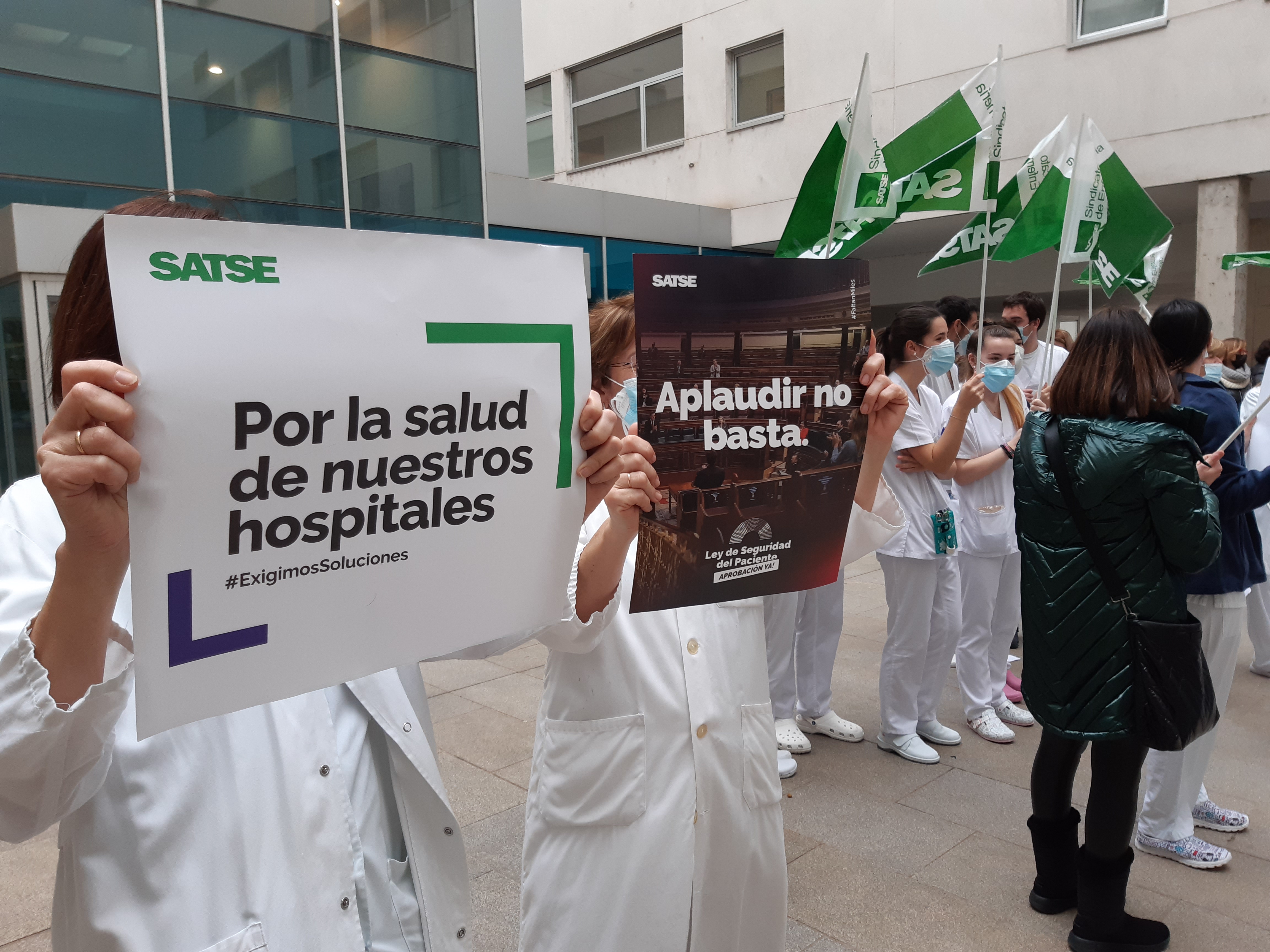 Imagen de una de las concentraciones a las puertas del Hospital San Pedro